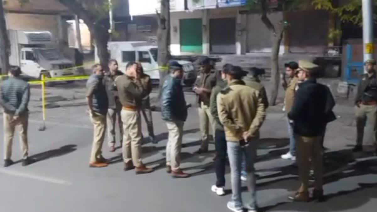 वारदात के बाद पुलिस कर रही जांच-पड़ताल.