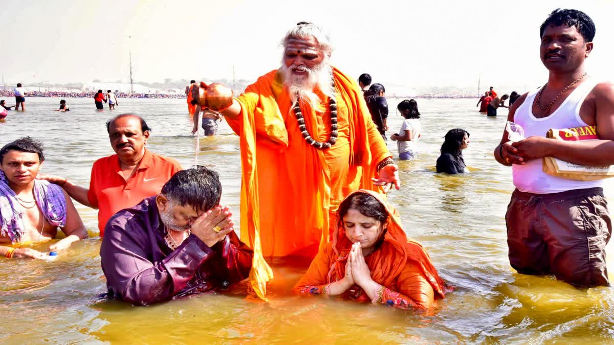 Dcm-d-k-shivakumar-take-holy-dip-at-triveni-sangam