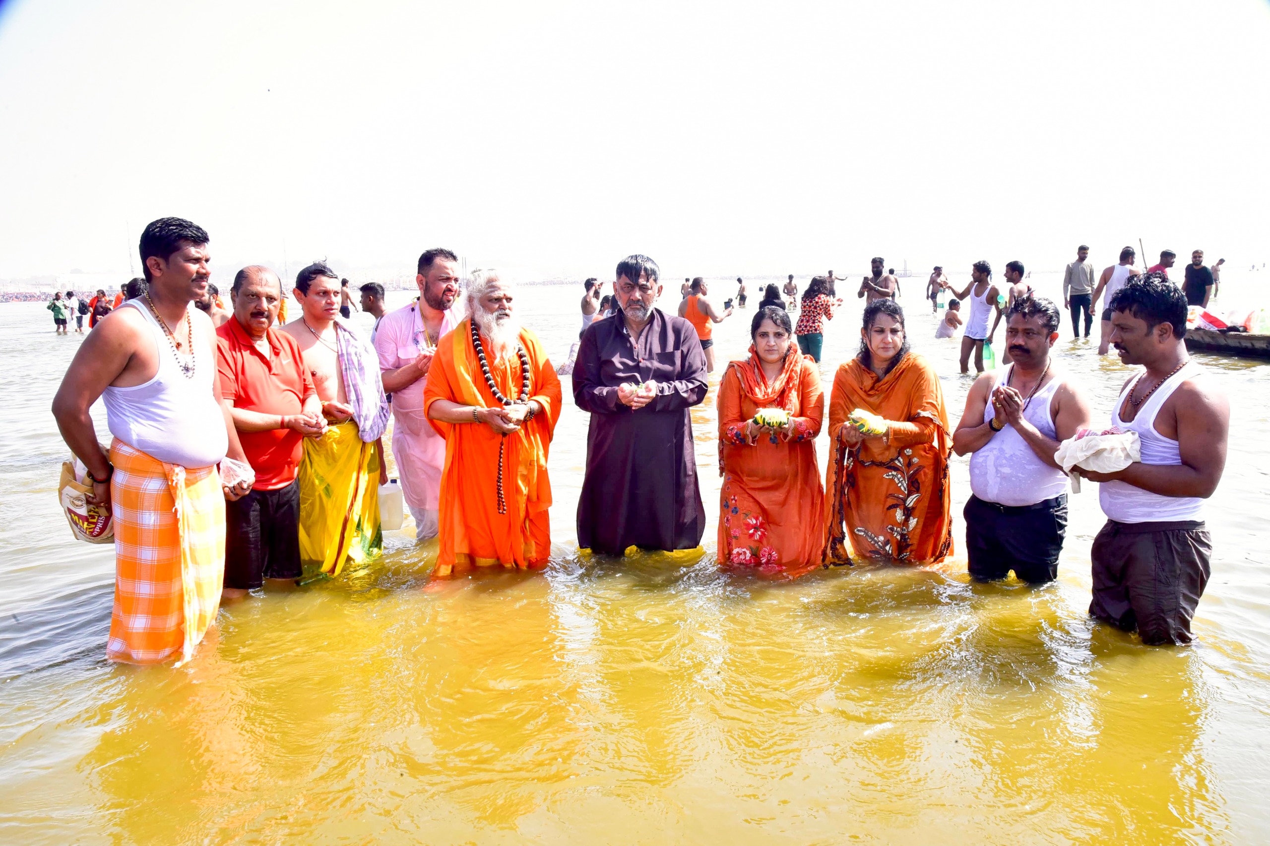 dcm-d-k-shivakumar-take-holy-dip-at-triveni-sangam