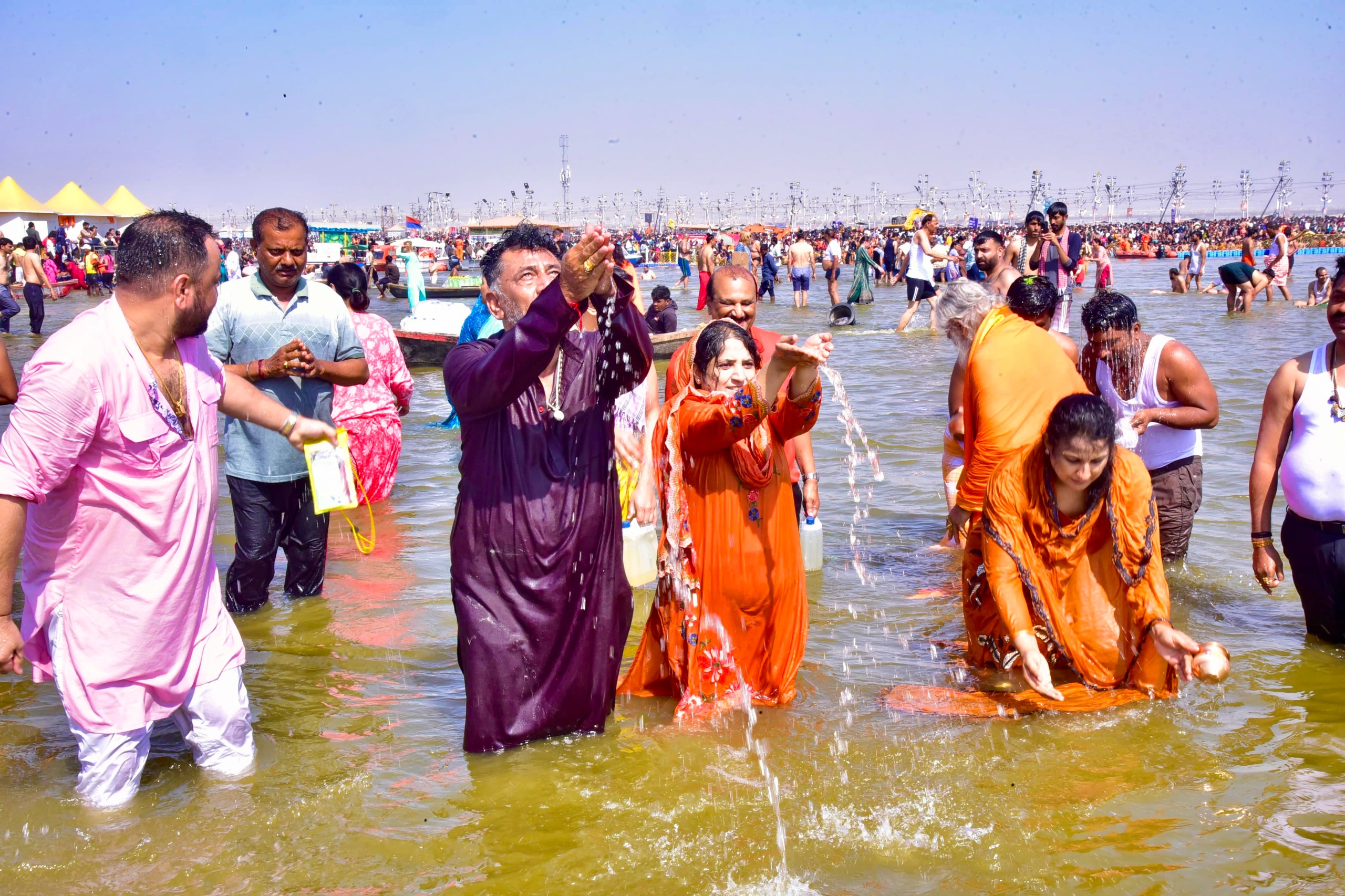 dcm-d-k-shivakumar-take-holy-dip-at-triveni-sangam