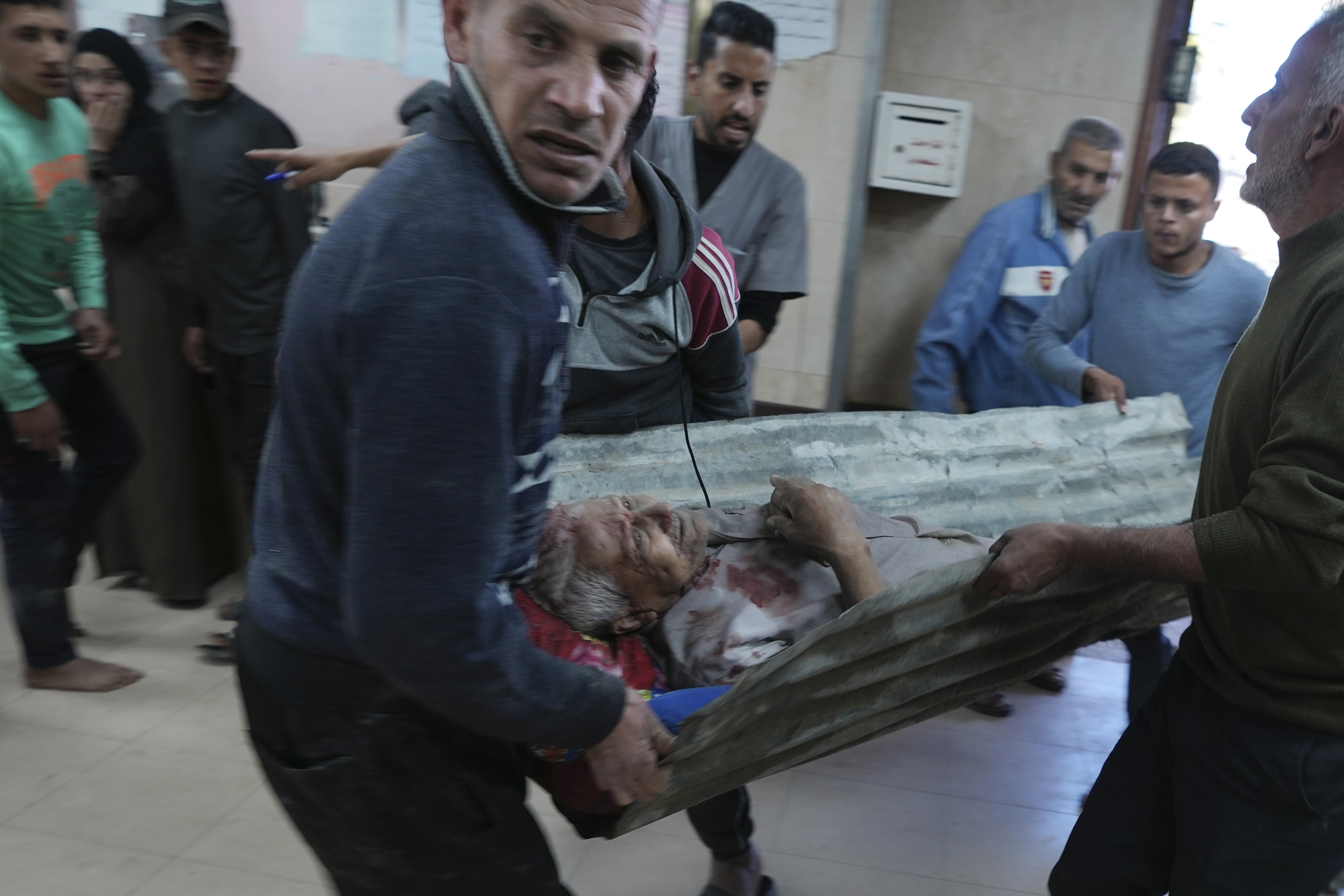 غزہ میں ایک زخمیوں کو لانے کے لیے اب اسٹریچر بھی کم پڑ رہے ہیں۔۔۔۔(Photo: AP)