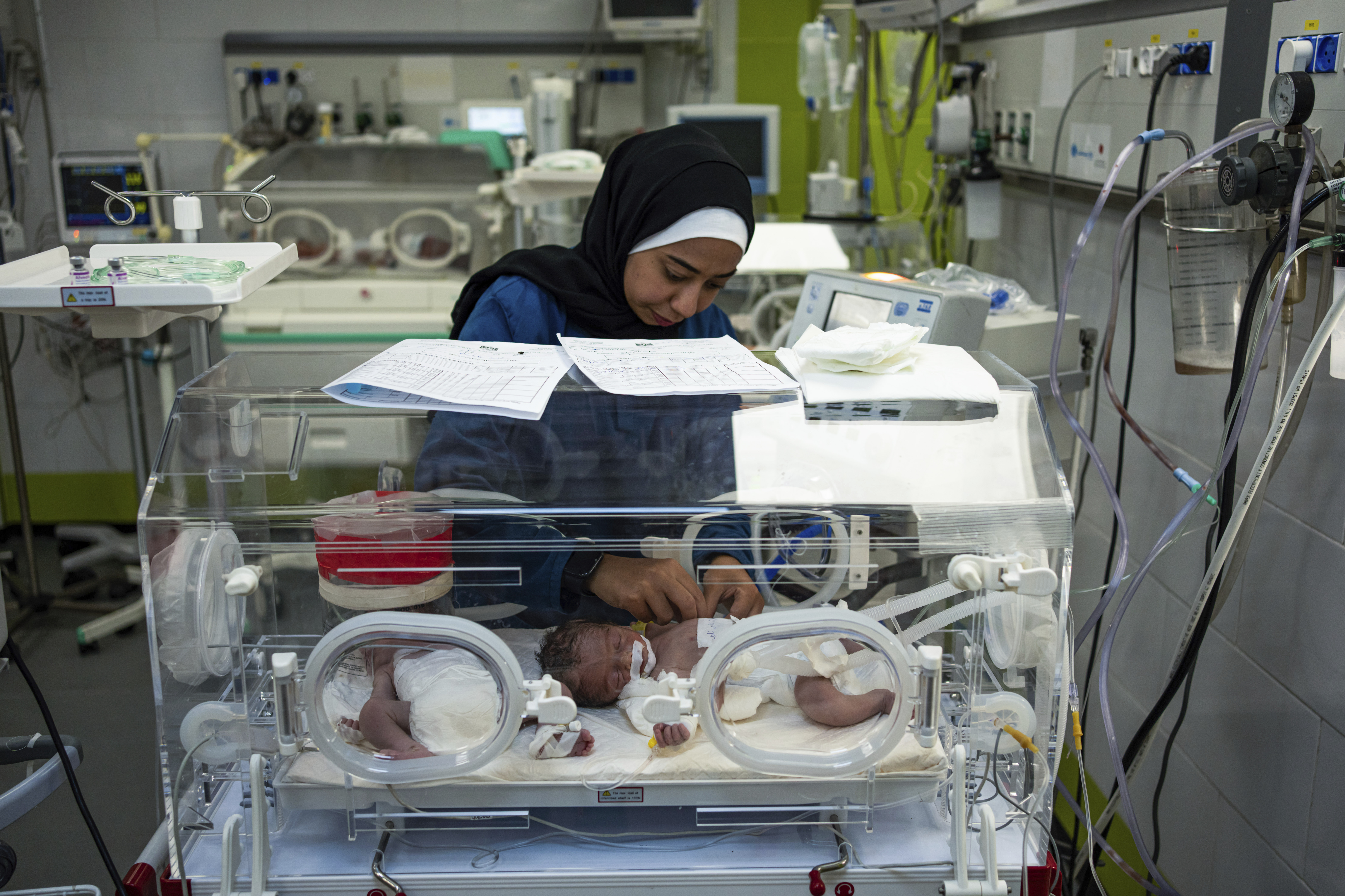 غزہ میں نوزائیدہ بچے کی دیکھ بھال کرتے  ہوئے ایک نرس۔۔۔۔ (Photo: AP)