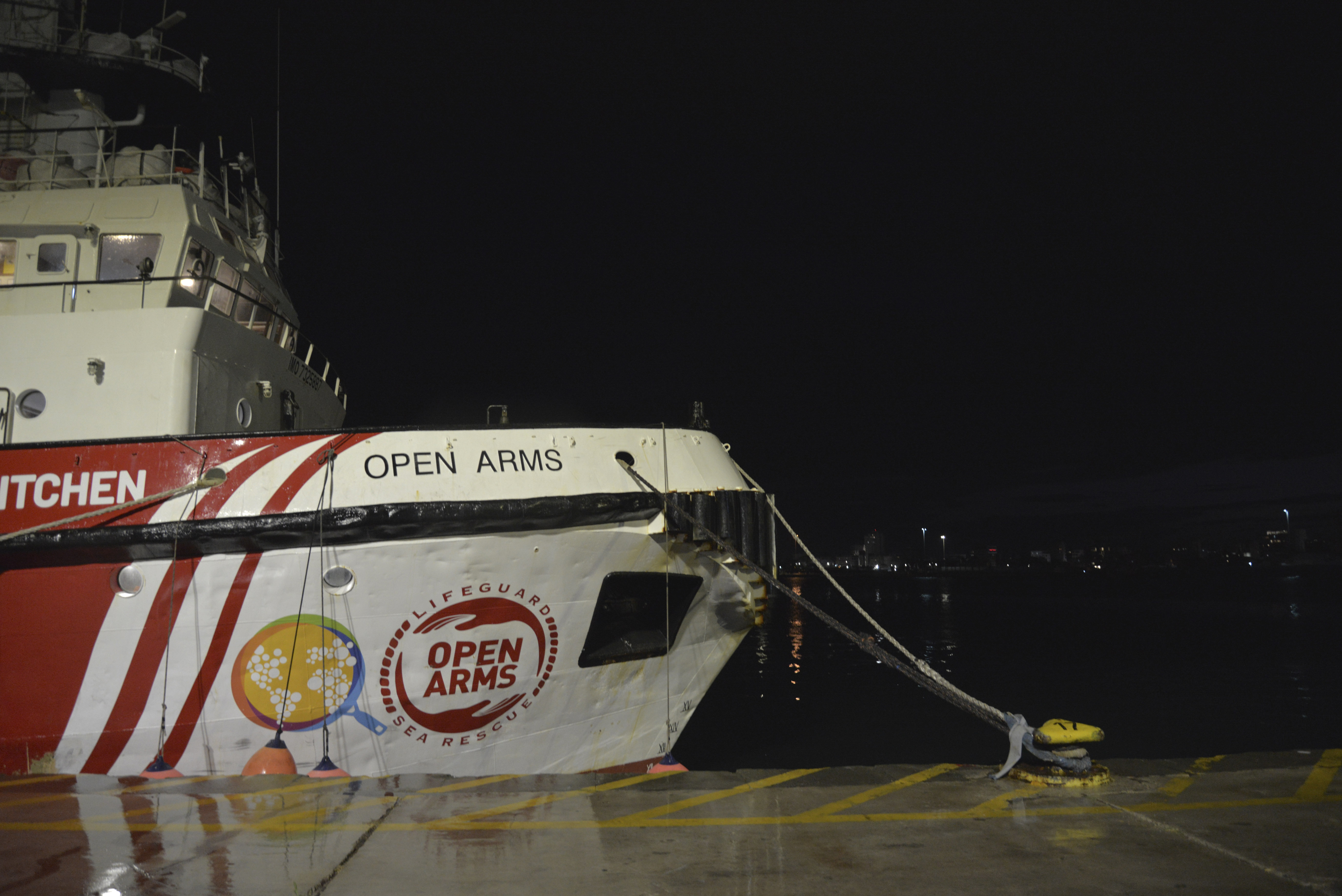 اسپین کے اوپن آرمز امدادی گروپ سے تعلق رکھنے والا جہاز ۔۔۔۔ (Photo: AP)