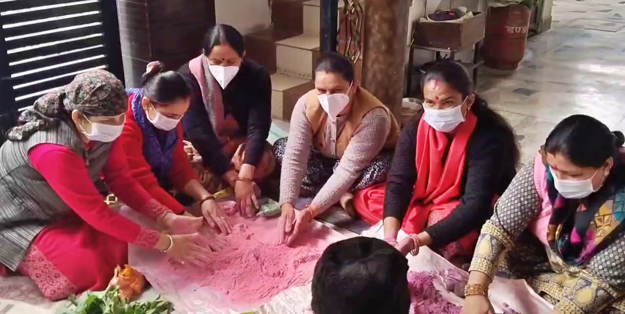 Women made Herbal Colours in Paonta Sahib