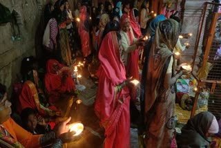 शिव मंदिर में हजारों दीपों का किया दीपदान