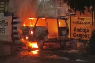 Jabalpur Fire breaks out Van
