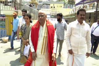 Taraka_Ratna_Father_in_Tirumala_Temple