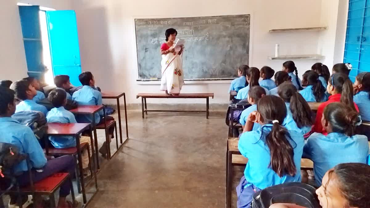 Born A Dwarf, 52-Year-Old Rita Rani Of Bihar Inspires Students To Reach ...