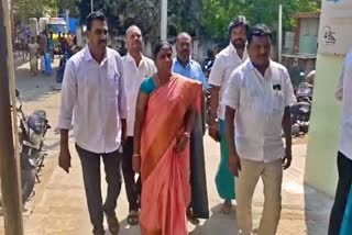 தேனீக்கள் கொட்டியவர்களை காண மருத்துவனைக்கு வருகை புரிந்த துணை ஆட்சியர் சுபலட்சுமி