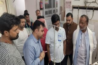 अस्पताल में मौजूद अधिकारी