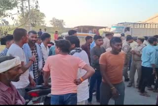चंदौली में हादसे के बाद भीड़ लग गई.