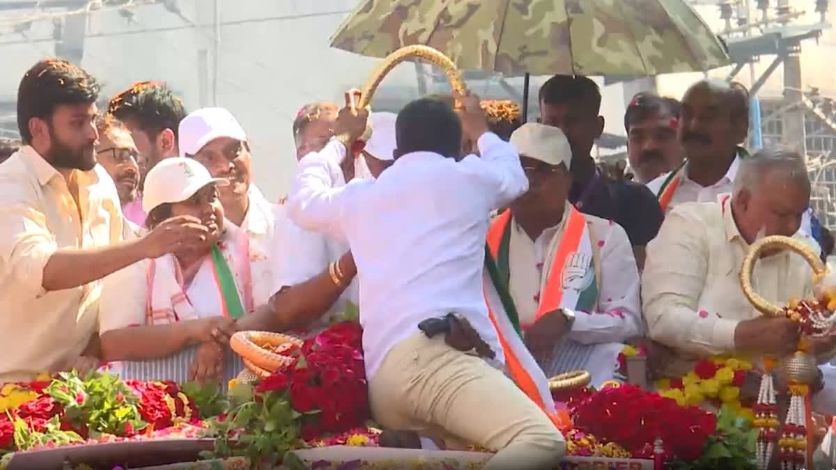 Security Lapse at Siddaramaiah's Campaign Rally as Gun-totting Man Climbs Atop Karnataka CM's Vehicle