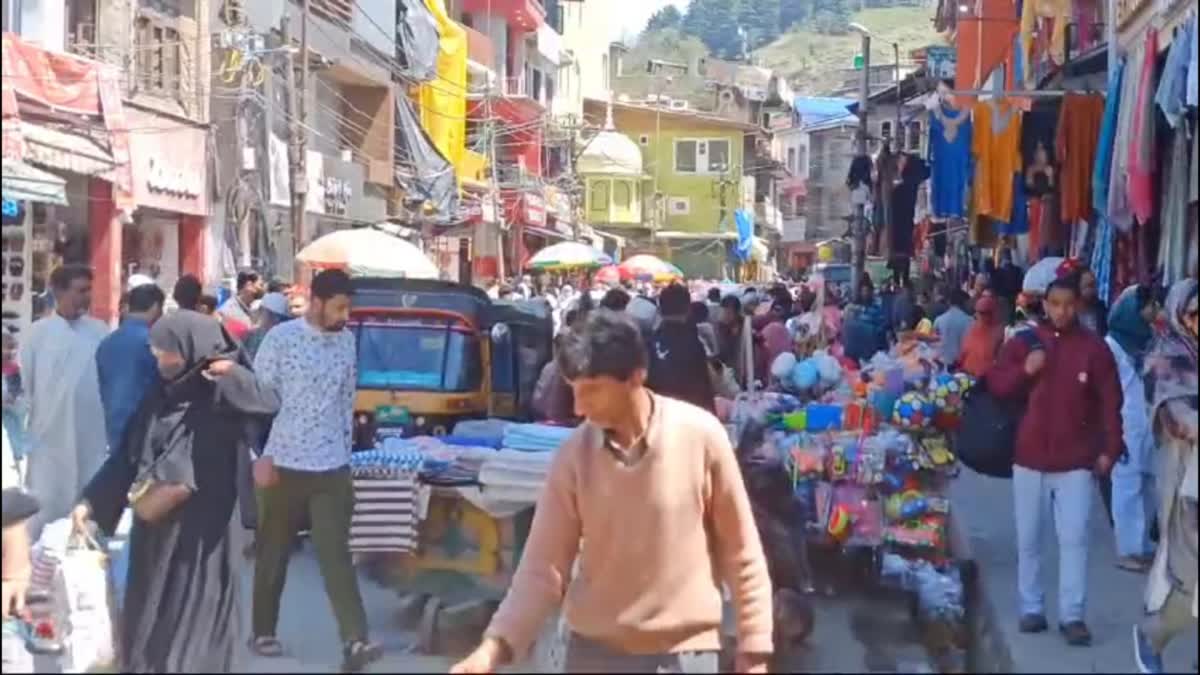 eid-ul-fitr-shopping-buzz-hits-markets-in-anantnag