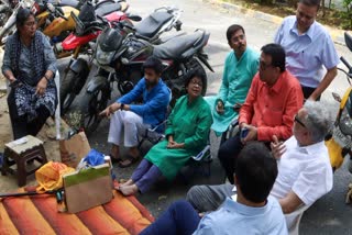 TMC leaders stage overnight dharna at Delhi's Mandir Marg police station(जपदूद गोले