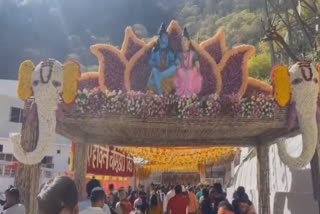 devotees-throng-mata-vaishno-devi-temple-on-the-first-day-of-navratri-2024