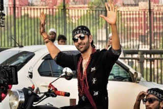 Kartik Aaryan Spotted Filming Bhool Bhulaiyaa 3 on Kolkata's Howrah Bridge in His Rooh Baba Look