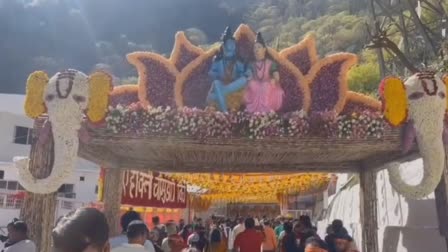 devotees-throng-mata-vaishno-devi-temple-on-the-first-day-of-navratri-2024