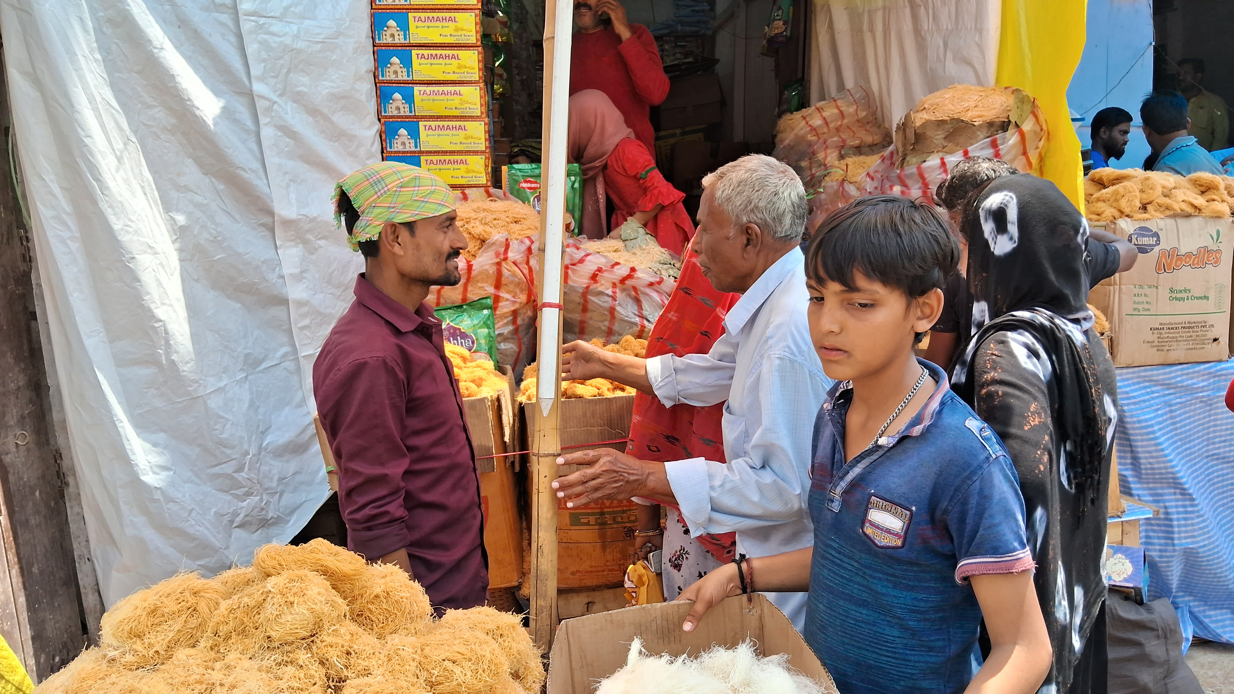 लच्छेदार सेवई की हो रही खरीद