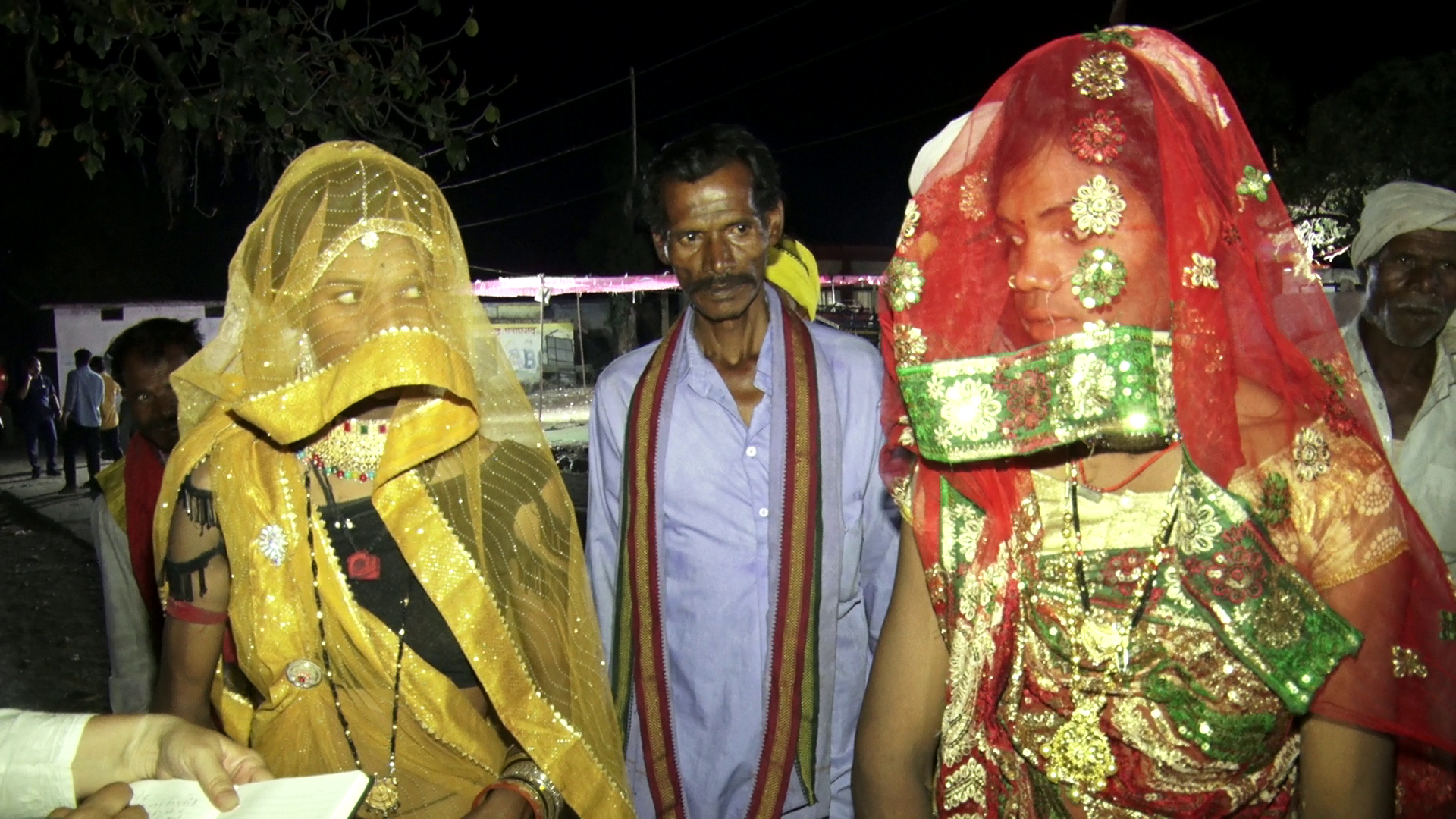 MALE DANCER IN FEMALE LOOK DHARMENDRA