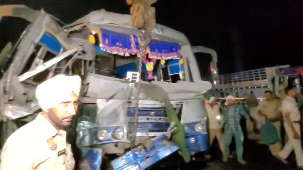 हाइड्रा क्रेन से टकराई पंजाब रोडवेज की बस