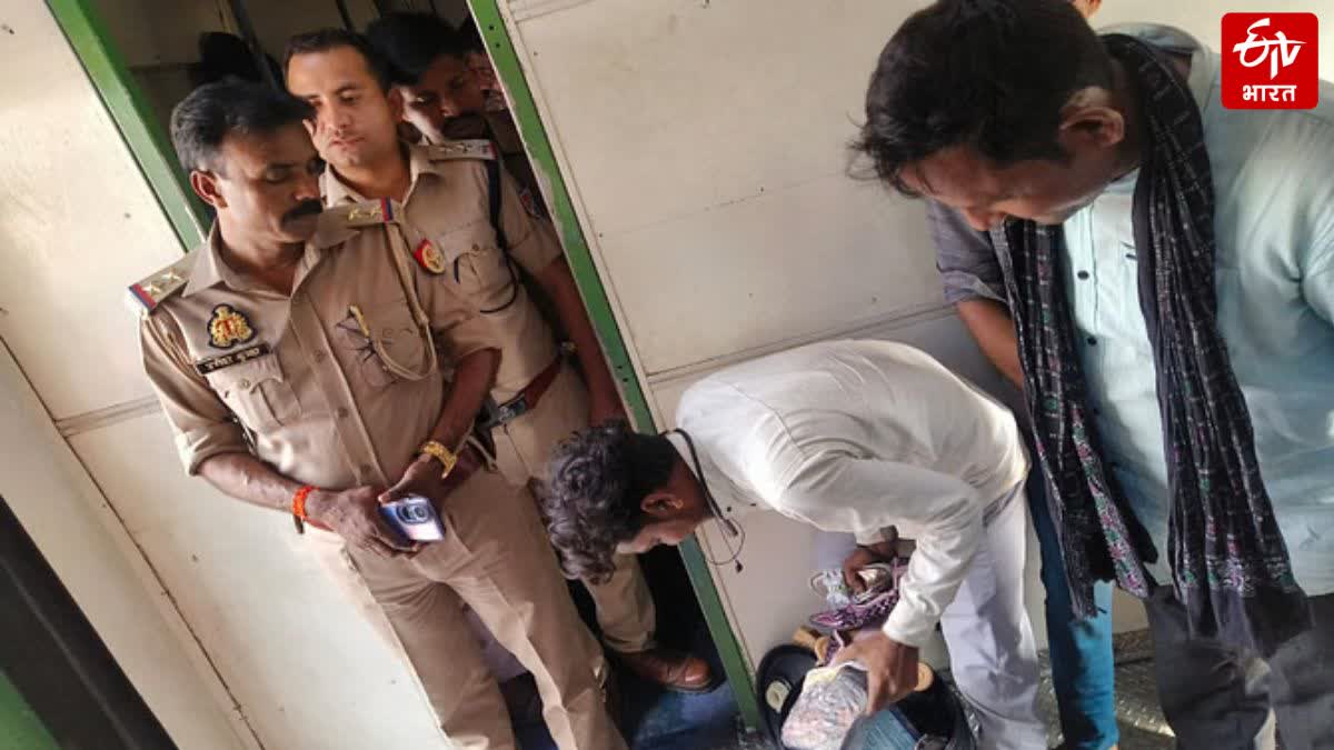 ट्रेन में चेकिंग करती जीआरपी और बम निरोधक दस्ता.