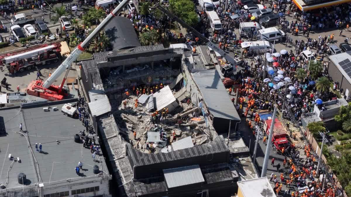 ROOF COLLAPSES AT NIGHT CLUB  PEOPLE DIED AFTER ROOF COLLAPSE  MERENGUE CONCERT  MERENGUE CONCERT AT NIGHT CLUB