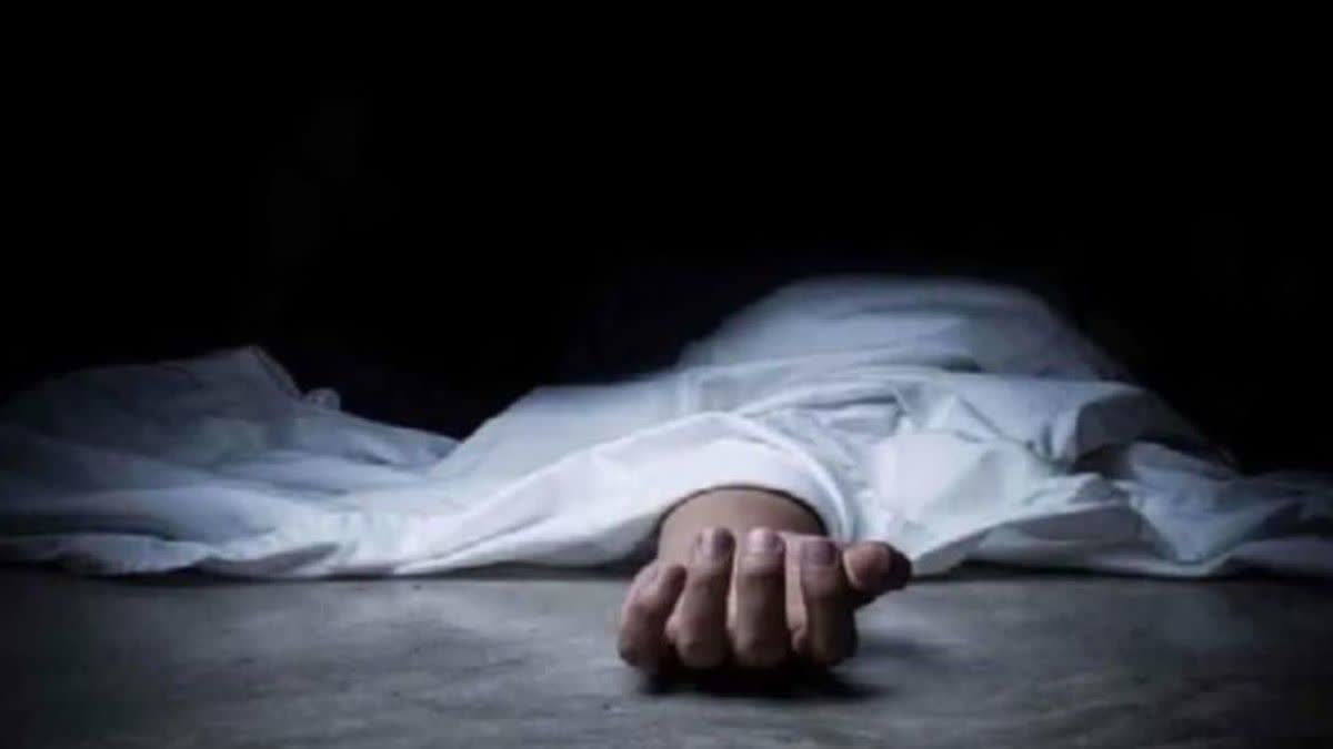 रायबरेली में युवक का शव परिजनों ने घर के सामने रखा.