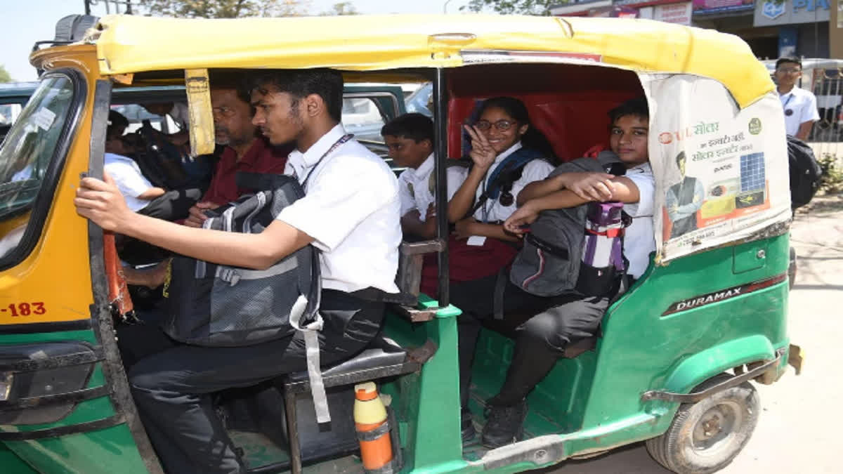 ऑटो से स्कूल जाने की सशर्त इजाजत