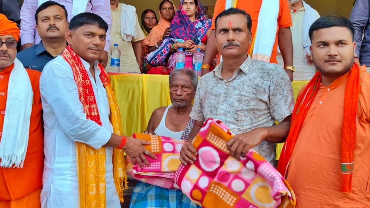 बेगूसराय में बीजेपी विधायक ने गर्मी में बांटे कंबल