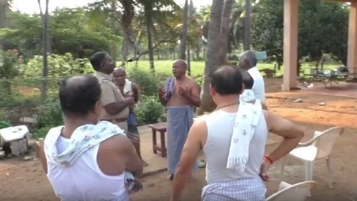 கொள்ளை நடந்த வீட்டருகே போலீசார் விசாரணை