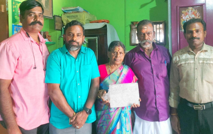 செப்புப் பட்டயத்துடன் குடும்பத்தினர்
