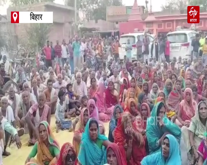बेगूसराय में कंबल वितरण के दौरान लोगों की भीड़