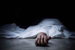 रायबरेली में युवक का शव परिजनों ने घर के सामने रखा.