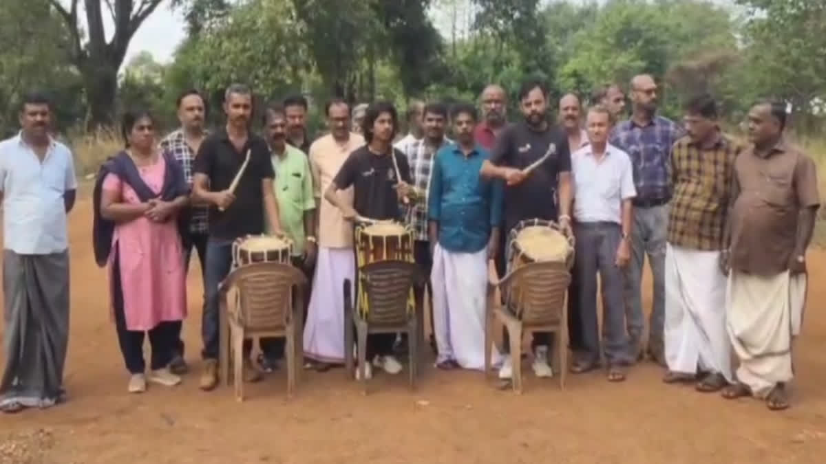 PROTEST AGAINST TRANSPORT MINISTER  ചെണ്ടകൊട്ടി പ്രതിഷേധം  ഡ്രൈവിങ് സ്‌കൂൾ ഉടമകളുടെ പ്രതിഷേധം  K B GANESH KUMAR