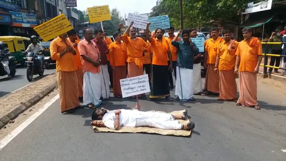 ഡ്രൈവിങ് ടെസ്റ്റ് പരിഷ്‌കരണം  PROTEST IN THRIKARIPUR KASARAGOD  MAN PROTESTED ON ROAD  NEW DRIVING TEST REFORM ORDER