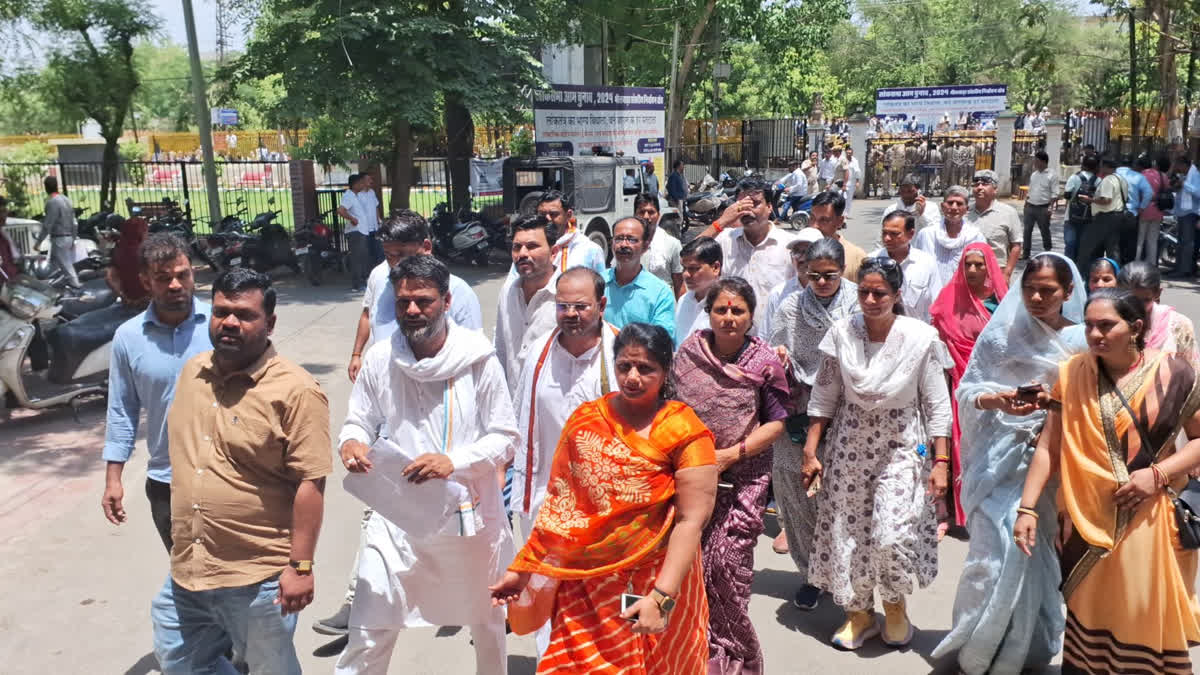 Protest at Collectorate in case of suspicious death of ex MLA