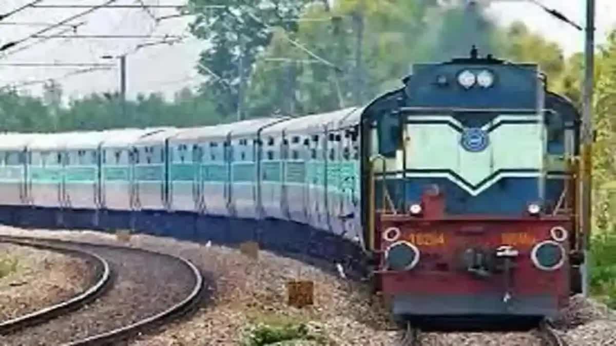 2 AC COACHES MISSING IN GARIB RATH  GARIB RATH CLONE EXPRESS  ട്രെയിന്‍ ബോഗി കാണാനില്ല  ബിഹാര്‍ ട്രെയിന്‍