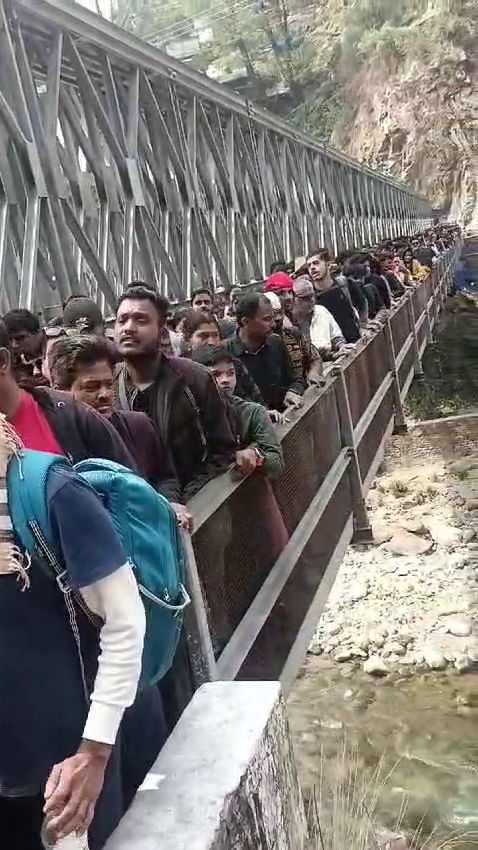Pilgrims Line in Sonprayag For Kedarnath Dham