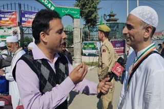 A hajj pilgrim (R) talking to ETV Bharat reporter Parvez Ud Din