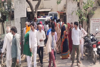 Crowd gathered in Deeg hospital after the accident