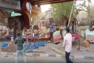 battle-of-sticks-between-two-groups-of-nomadic-families-in-dholpur