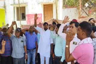 Congress MLA ganesh ghoghra's demonstration at the collectorate in dungarpur