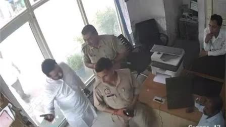 पुलिस से बातचीत करते अमानतुल्लाह खान