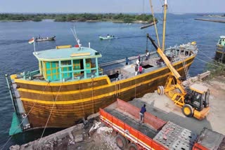 கடலூர் துறைமுகத்தில் இருந்து பவளப்பாறைகள் ஆந்திராவுக்கு அனுப்பும் பணிகள்