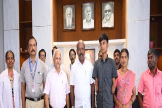 மாணவனுடன் அமைச்சர்  மா. சுப்பிரமணியன்