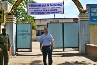 பொள்ளாச்சியில் உள்ள பள்ளியின் முன்பாக போப் லியோ XIV 2006-ல் எடுத்த படம்