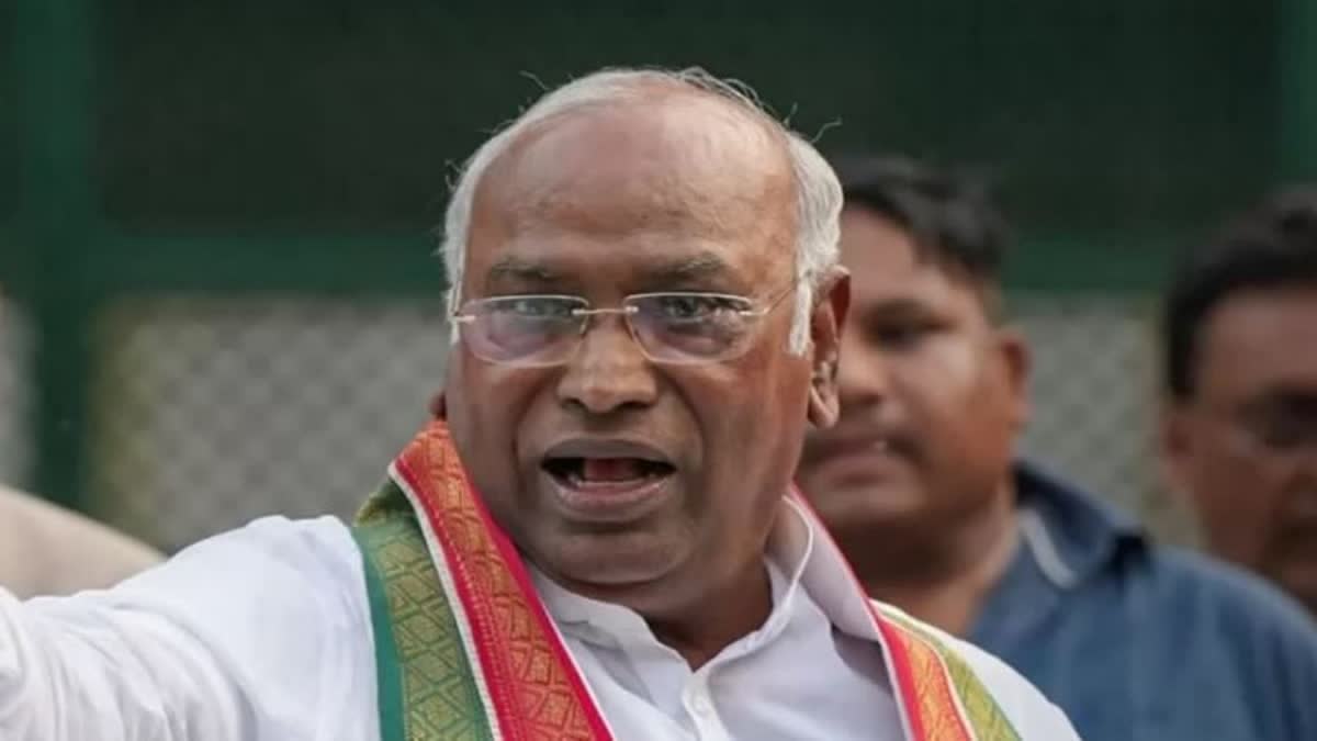 MALLIKARJUN KHARGE RECEIVES INVITE  നരേന്ദ്ര മോദിയുടെ സത്യപ്രതിജ്ഞ ചടങ്ങ്  NARENDRA MODI OATH TAKING CEREMONY  മൂന്നാം എൻഡിഎ സര്‍ക്കാർ