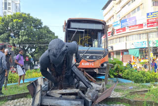 KSRTC BUS  ACCIDENTS IN THRISSUR  KSRTC BUS HIT THE SAKTHAN THAMPURAN STATUE  കെഎസ്ആർടിസി ബസ് അപകടം