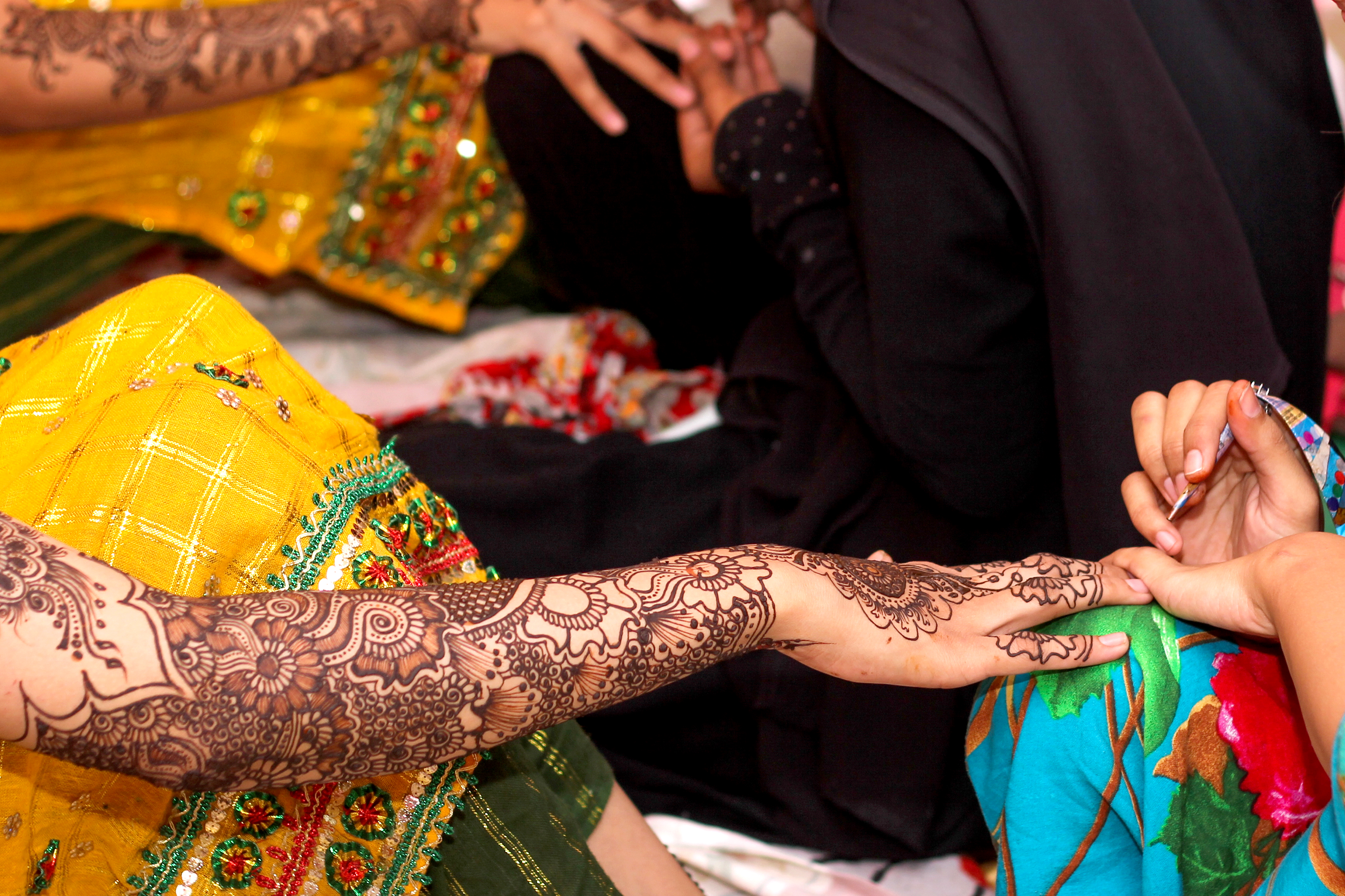 MEHeNDI CEREMONY WHAT IS THE REASON BEHIND MEHNDI HISTORY OF BRIDAL MEHANDI ಮೆಹಂದಿ ಏಕೆ ಹಚ್ಚಲಾಗುತ್ತದೆ