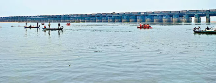 6 YOUTHS DIE BY DROWNING TELANGANA MEDIGADDA BARRAGE YOUTHS SWIM RIVER DROWNING YOUTHS